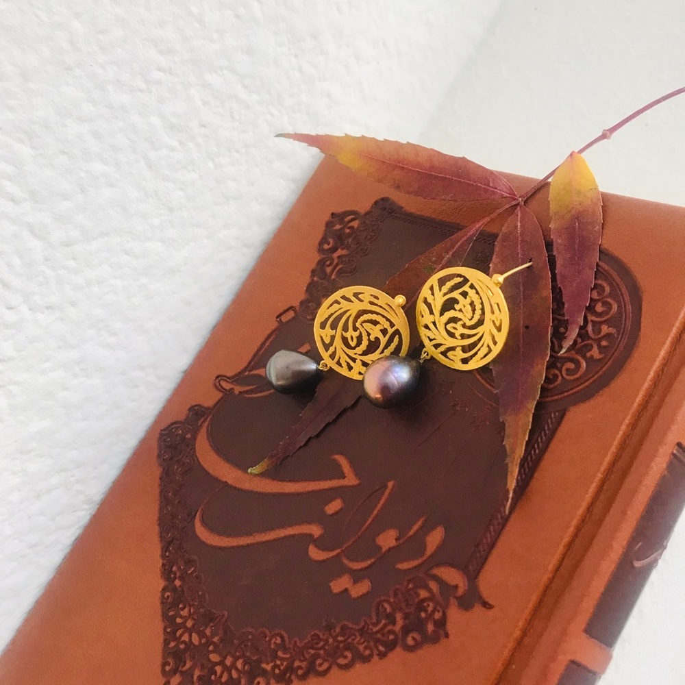 Gold earrings with fresh water pearl 18k